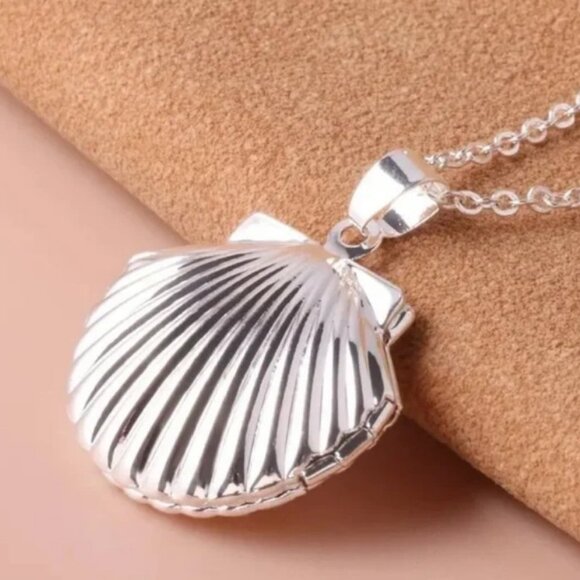 Shell Locket Necklace - Picture 5 of 7